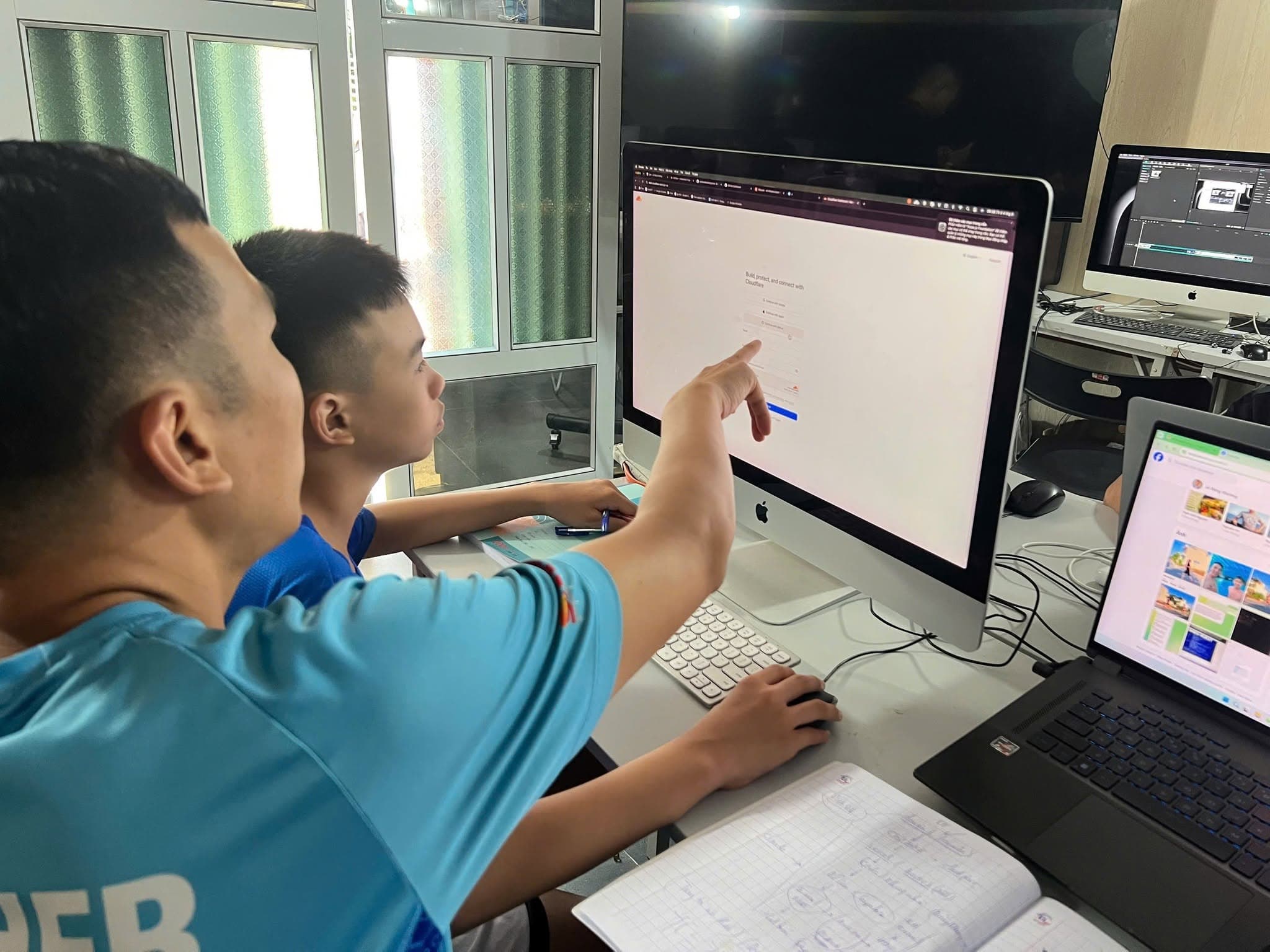 Thầy kèm sát từng con trên máy thật